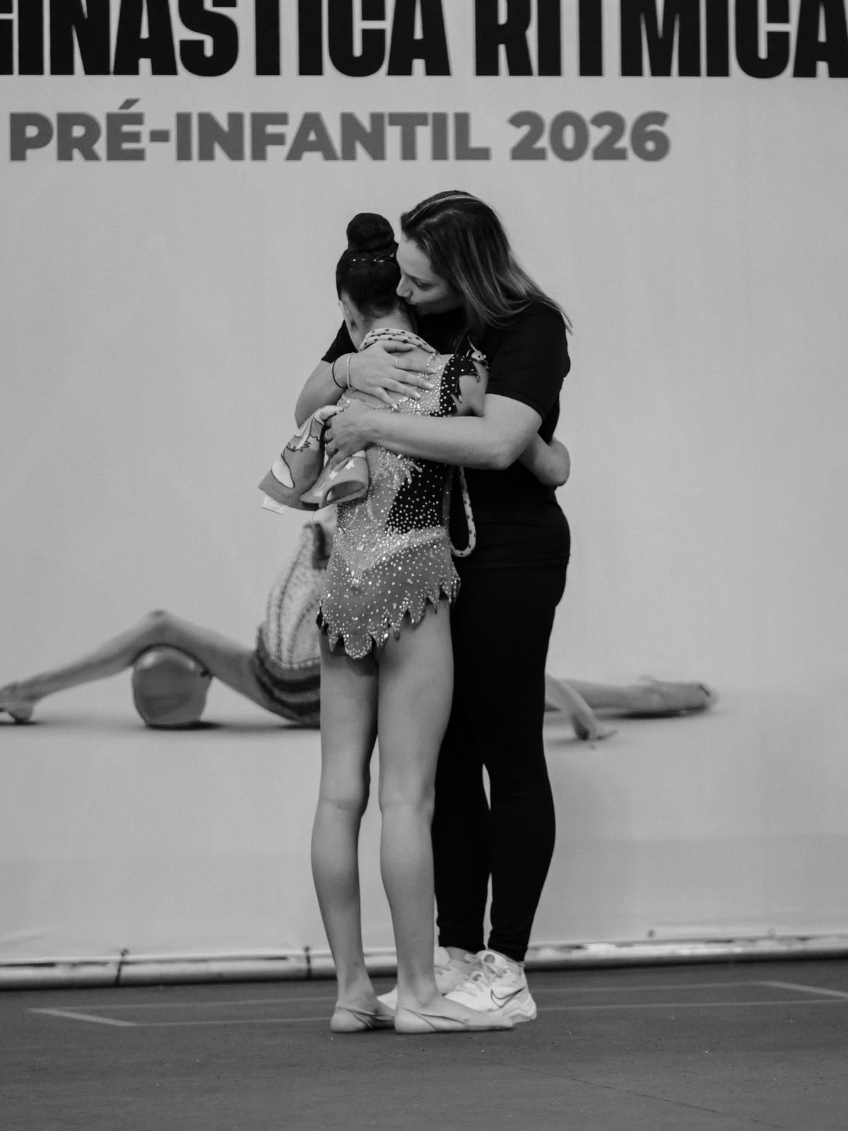 Isabella Leão e a treinadora Carolina Garcia