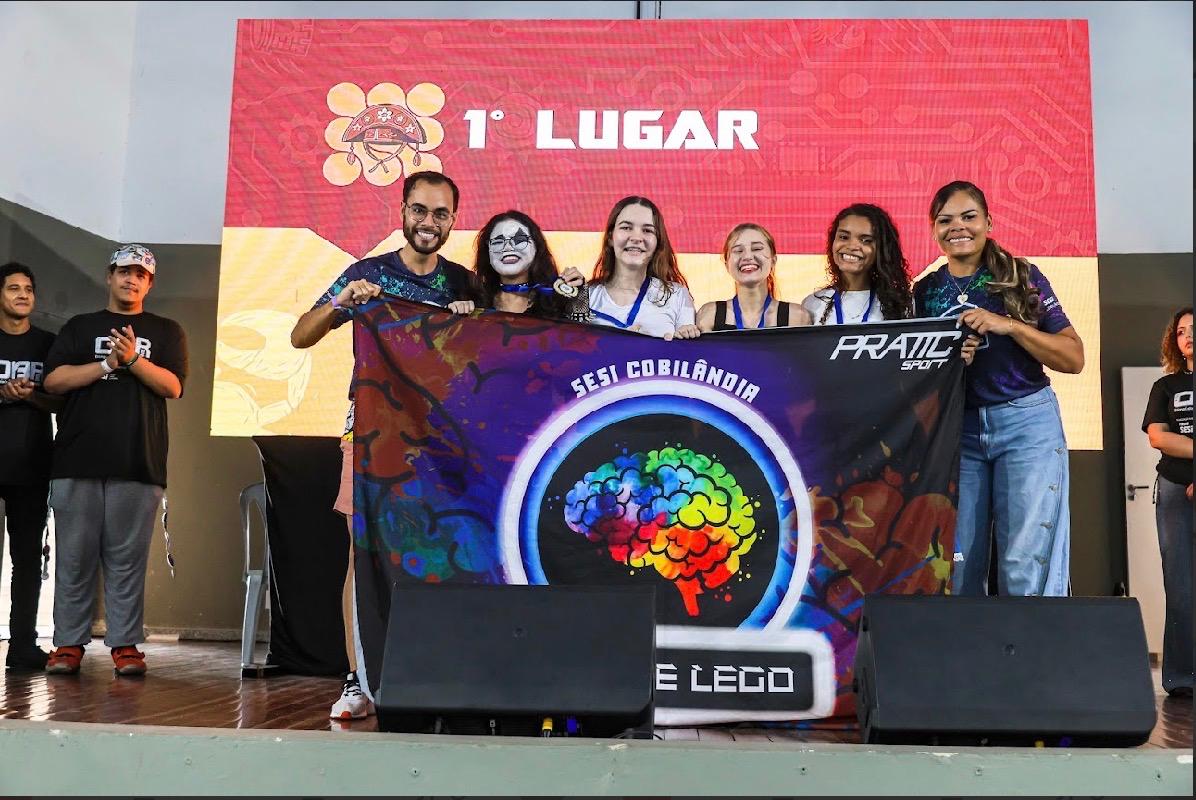 Isabela Galatti com a equipe de robótica
