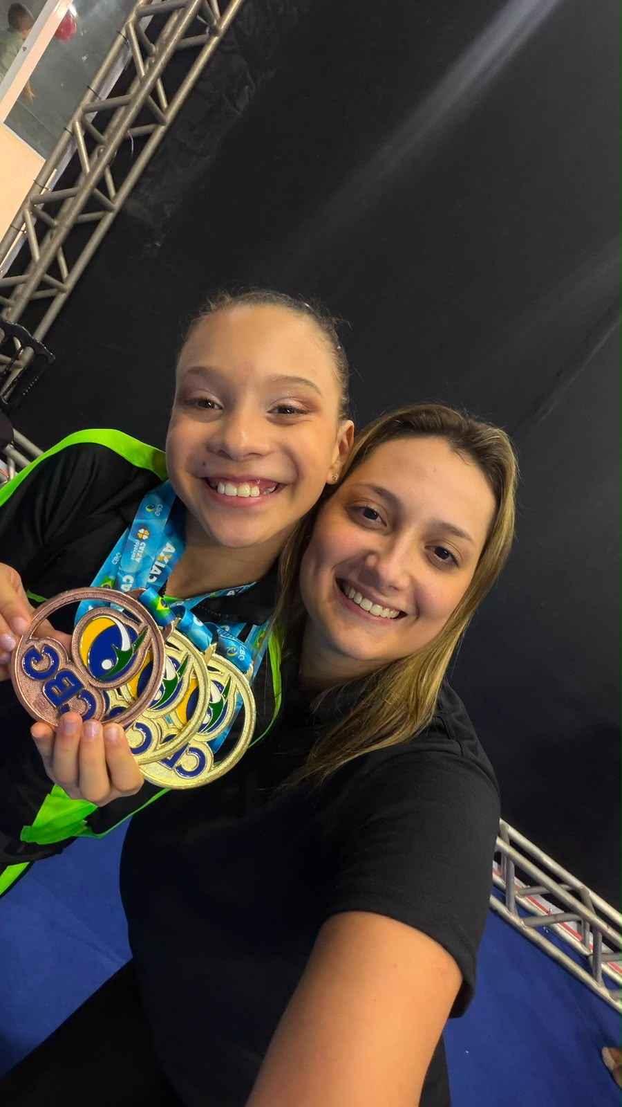 Isabella Leão e a treinadora Carolina Garcia