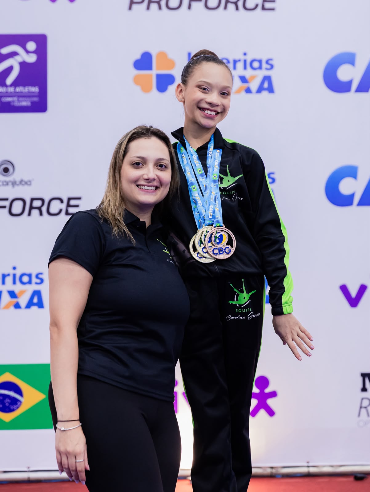 Isabella Leão e a treinadora Carolina Garcia
